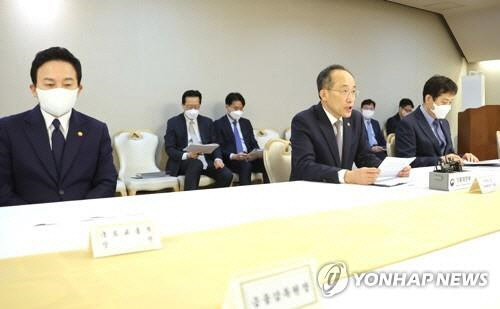 추경호 부총리 겸 기재부 장관이 10일 정부서울청사에서 원희룡 국토교통부 장관과 김주현 금융위원장 이복현 금융감독원장 등이 참석한 가운데 열린 부동산 관계장관회의를 주재하며 발언하고 있다.  연합뉴스